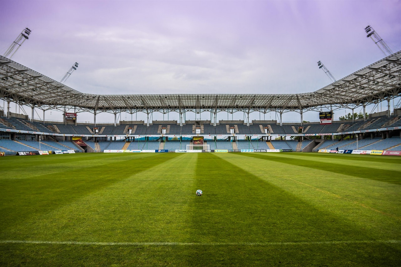 Waarom hebben voetbalvelden strepen in het gras?